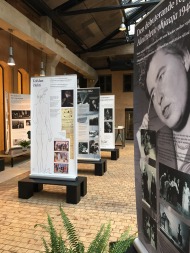Viva Vivica! – Vivica Bandler 100 vuotta -näyttely on visuaalisesti rikas ja hieno, informatiivinen seikkailu Vivican elämään ja uraan.